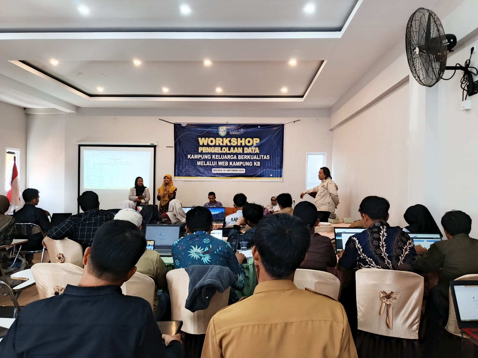 Workshop Pengelolaan Pelaporan Kampung Keluarga Berkualitas Melalui Web Kampung Keluarga Berkualitas ( Web Kampung KB ) di Aula Hotel Mutiara
